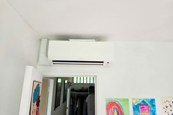 Poseur d'une pompe à chaleur Daikin à Noisiel