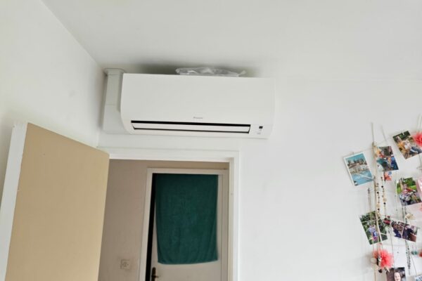 Poseur d'une pompe à chaleur Daikin à Noisiel