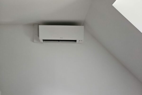 Pose de deux pompes à chaleur Daikin à yerres