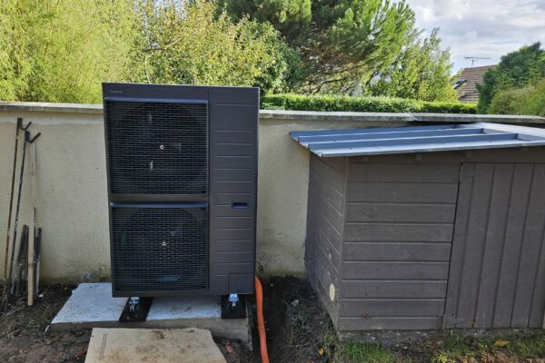 Installateur d'une pompe à chaleur air eau Panasonnic